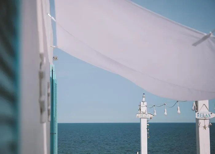 Vamandipity - 14 Only, Quiet-chill Seafront (adults Only) 게스트하우스 4*